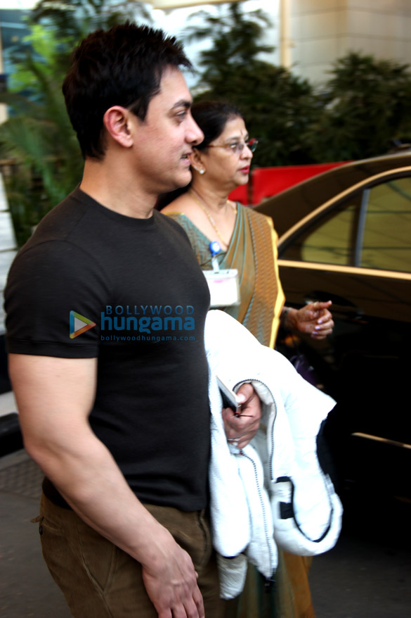 aamir khan snapped returning from delhi 7
