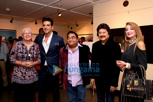 zayed khan graces the piramal art gallery for dr batras event 5