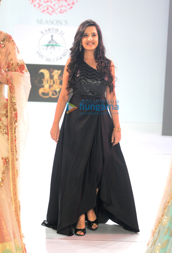 aditi govitrikar walks for designer amy billimoria at pune fashion week 2014 6