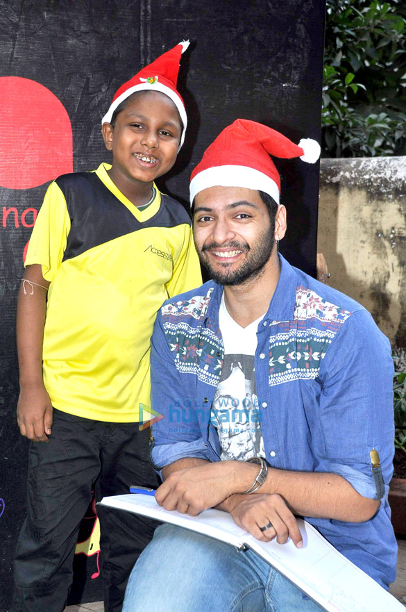 ali fazal celebrates christmas with accesslifes underprivileged kids 3
