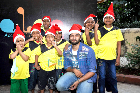 ali fazal celebrates christmas with accesslifes underprivileged kids 2