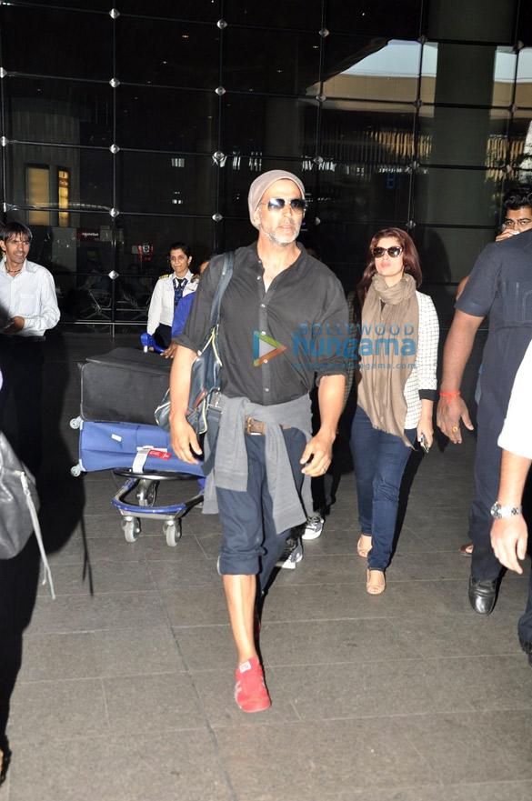 akshay kumar snapped with his family at the airport 2