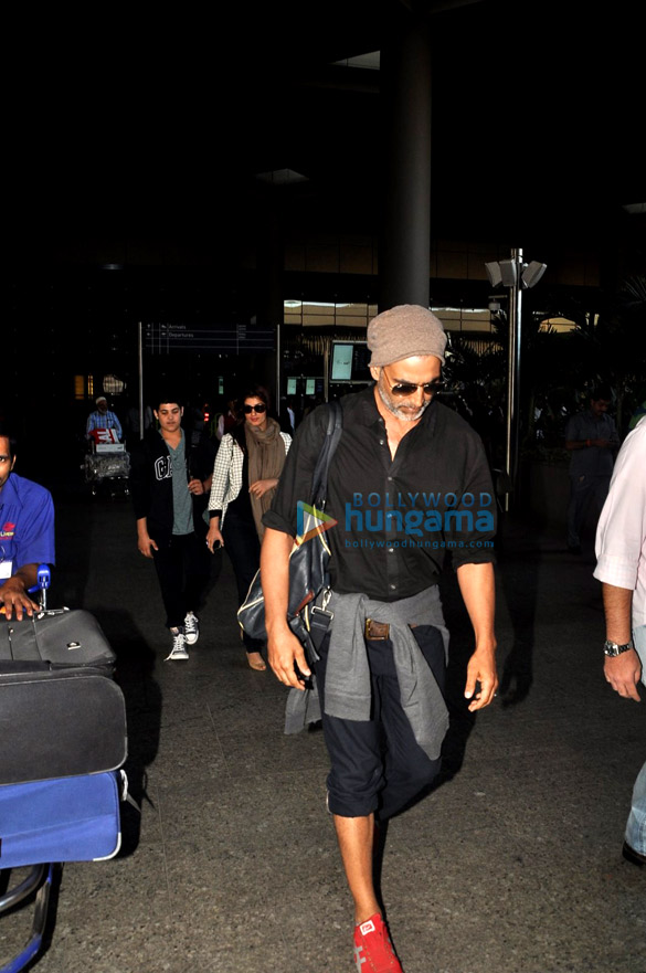 akshay kumar snapped with his family at the airport 6