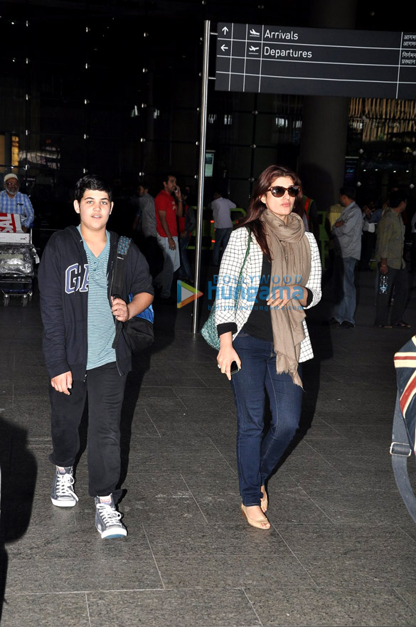 akshay kumar snapped with his family at the airport 3