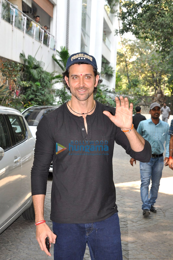 hrithik roshan celebrates birthday with family with a puja at his new residence 3