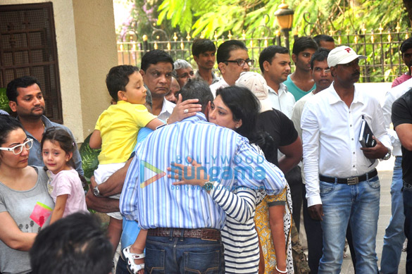 sanjay dutt bids goodbye to his family 7