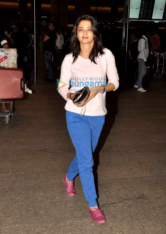 richa chadda and surveen chawla snapped returning from dubai 4