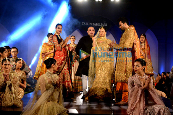 lisa haydon walks the ramp for tarun tahiliani azva show in hyderabad 2