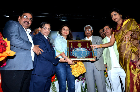 mumbai university pillai group of institutions felicitate rani mukerji 2