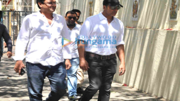 Akshay Kumar, Abhishek Bachchan, Riteish Deshmukh and others attend Vikas Mohan’s last rites