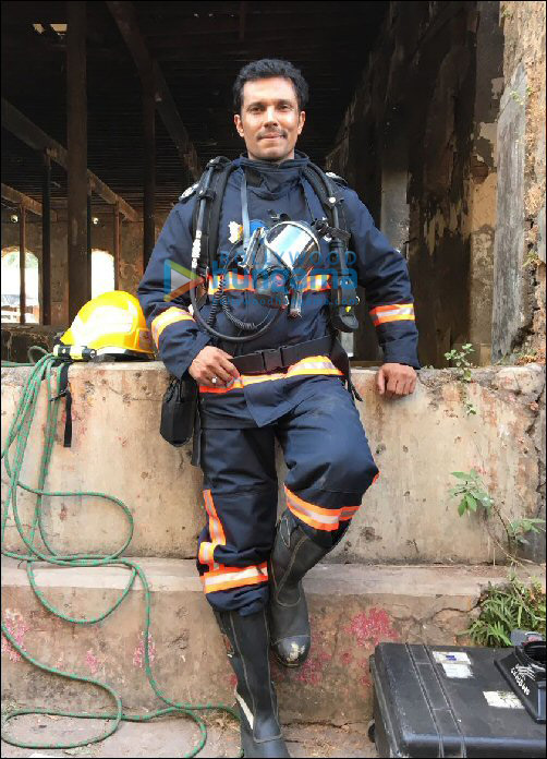check out randeep hooda supports mumbai fire department 4