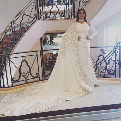 check out sonam kapoor walks the red carpet of cannes in white 3 check out sonam kapoor walks the red carpet of cannes in white 3