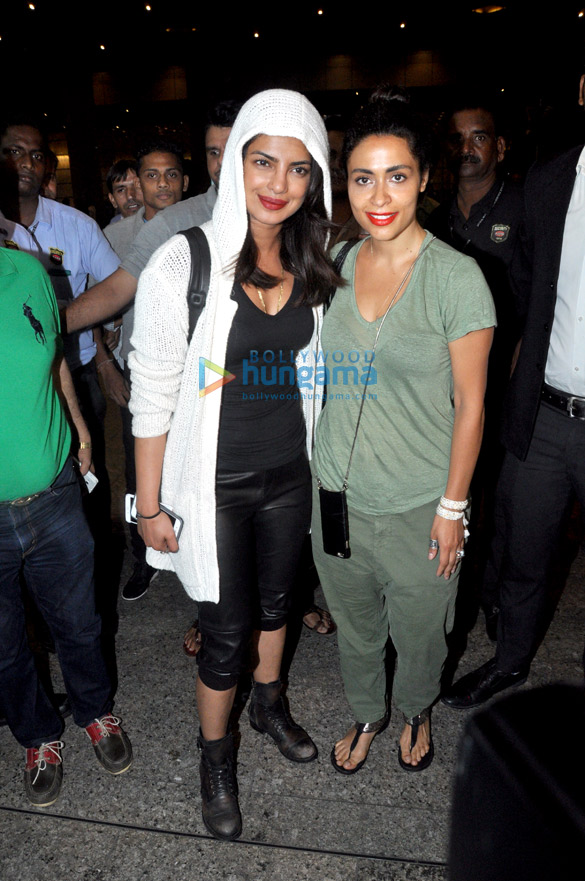 priyanka chopra arrives at the international airport 8