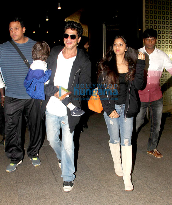shah rukh khan snapped with suhana abram as they land in mumbai to celebrate abrams birthday 5