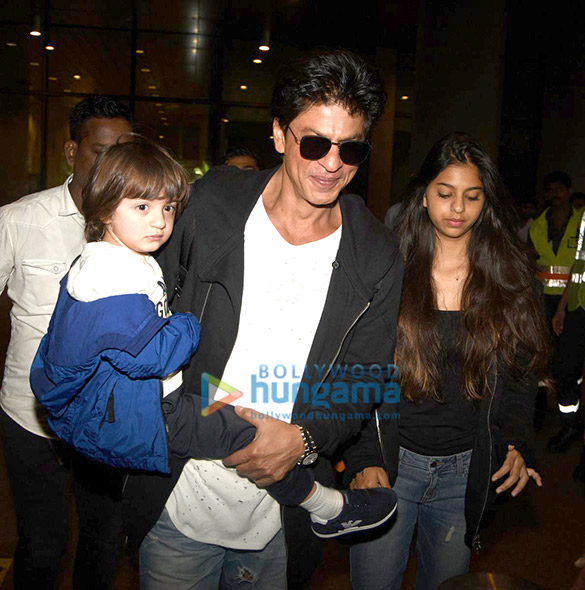shah rukh khan snapped with suhana abram as they land in mumbai to celebrate abrams birthday 4