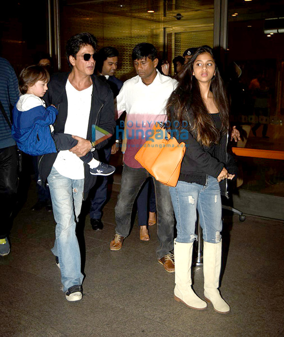 shah rukh khan snapped with suhana abram as they land in mumbai to celebrate abrams birthday 6