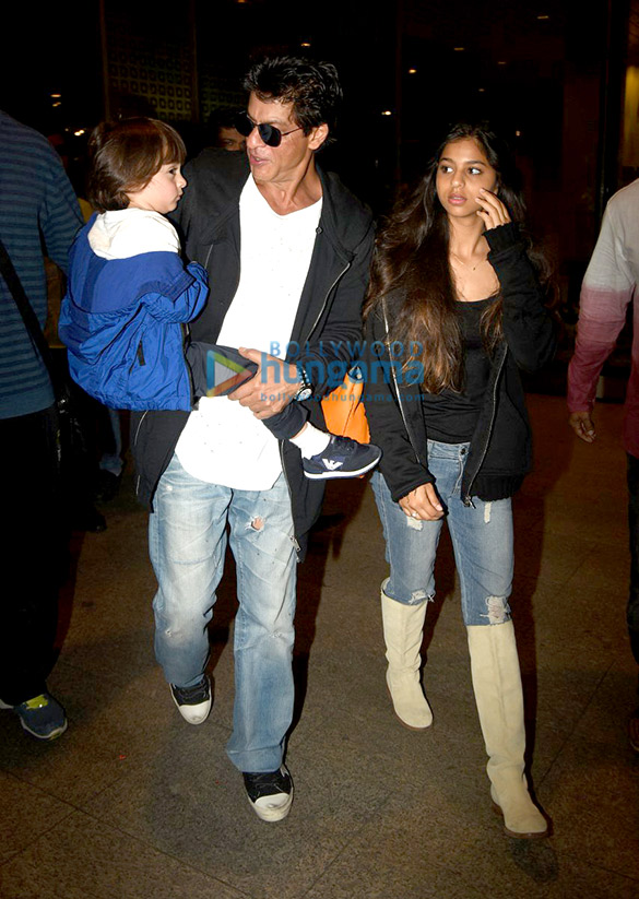 shah rukh khan snapped with suhana abram as they land in mumbai to celebrate abrams birthday 8