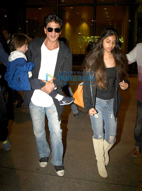 shah rukh khan snapped with suhana abram as they land in mumbai to celebrate abrams birthday 10
