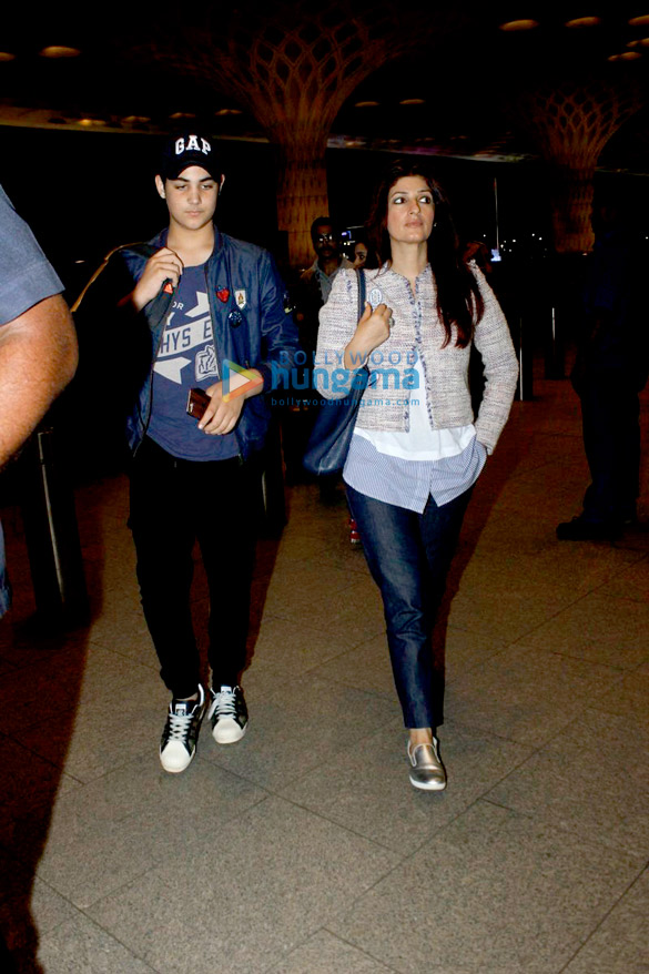akshay snapped at airport 2