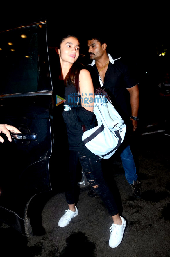 alia leaves for london on holiday 3