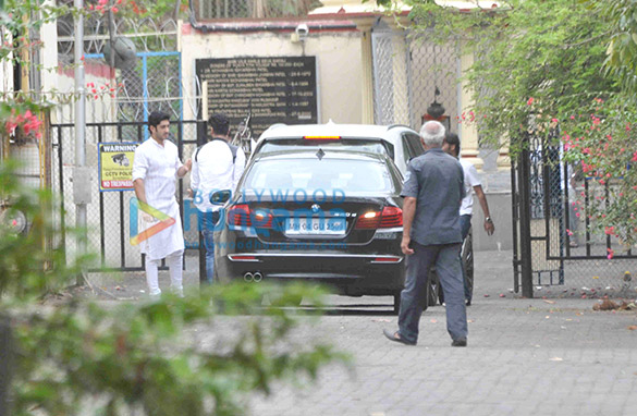 arjun kapoors grand mothers last rites held in juhu 3