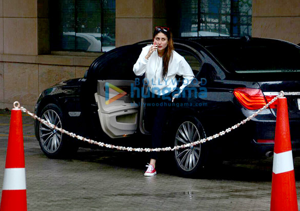 kareena visits saif after his thumb surgery 5