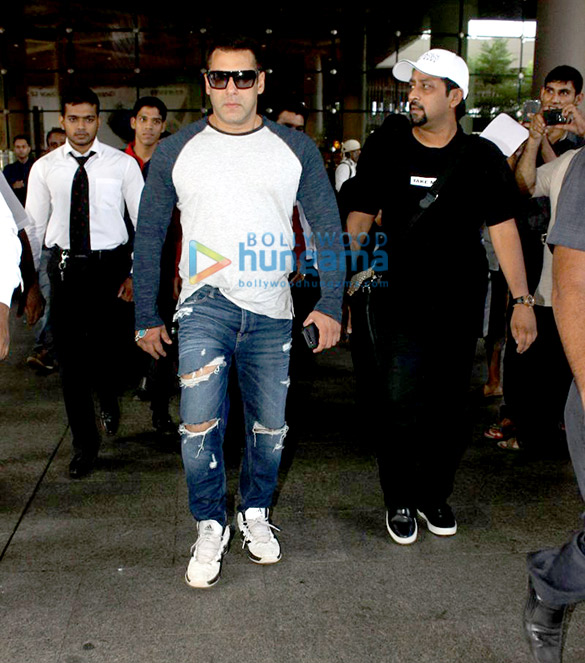 Salman Khan & Lulia Vantur arrive after shooting for ‘Sultan’ in Budapest Salman Khan & Lulia Vantur arrive after shooting for ‘Sultan’ in Budapest