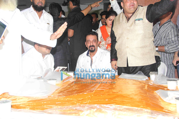 sanjay dutt graces an iftaar party in bandra 5