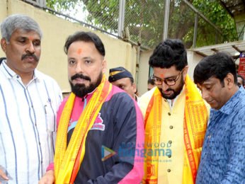 Abhishek Bachchan snapped at the Siddhivinayak Temple with his kabaddi team