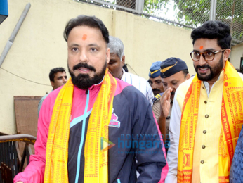 Abhishek Bachchan snapped at the Siddhivinayak Temple with his kabaddi team