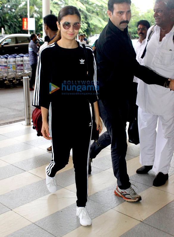 Alia Bhatt leaves to shoot for Jai Jawan at the Indian border Alia Bhatt leaves to shoot for Jai Jawan at the Indian border