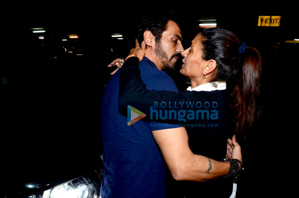 arjun rampal receives his wife kids at the airport 2