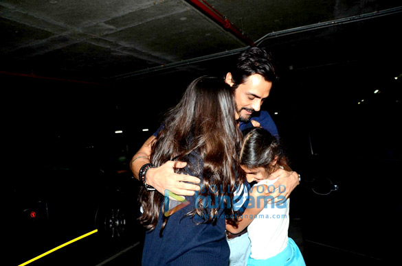 arjun rampal receives his wife kids at the airport 3