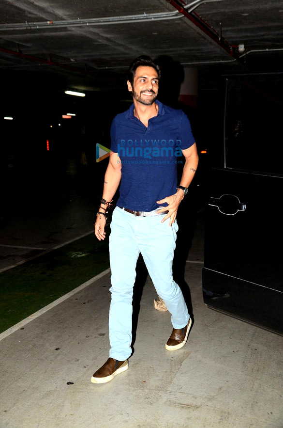 arjun rampal receives his wife kids at the airport 4