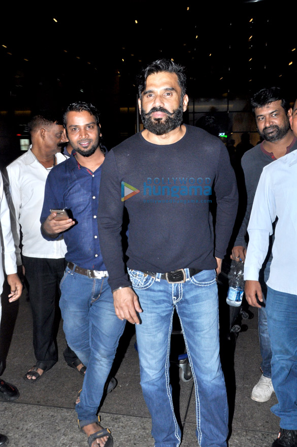 bipasha basu snapped at the mumbai airport 2