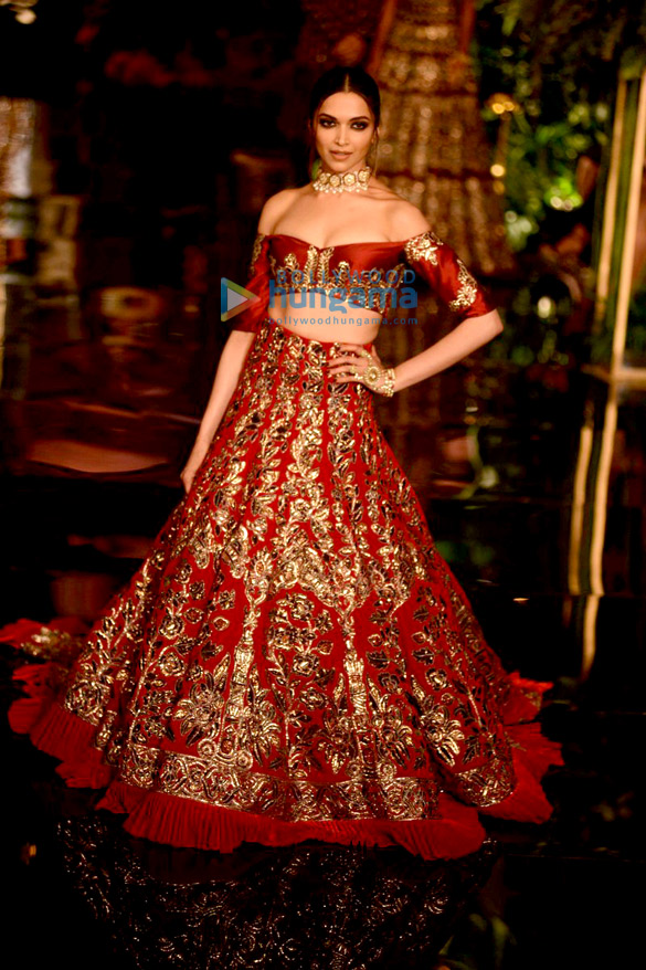 Deepika Padukone & Fawad Khan walk the ramp for Manish Malhotra