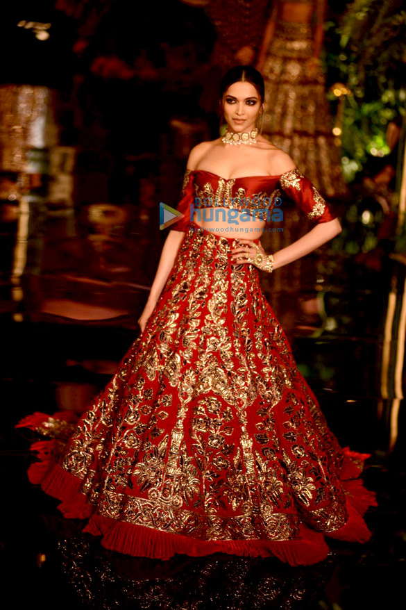 deepika fawad walk the ramp for manish 6