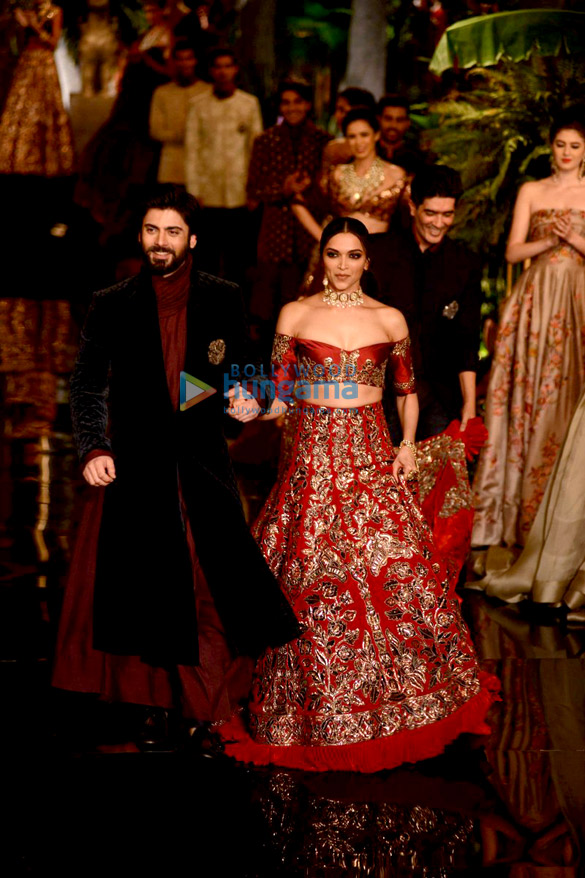 deepika fawad walk the ramp for manish 9