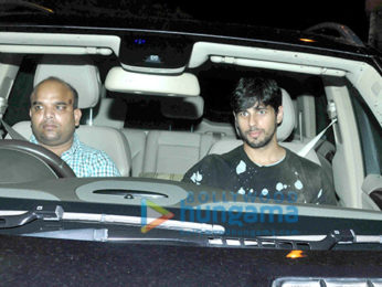 Kareena Kapoor Khan & Sidharth Malhotra snapped post dinner at Karan Johar's house