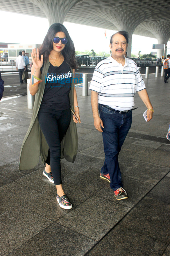 priyanka departs for delhi 5