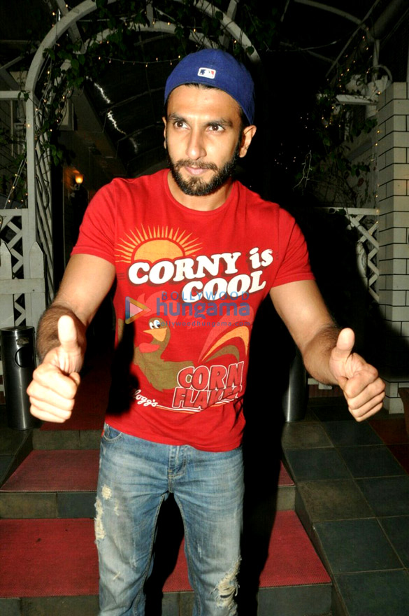 ranveer singh snapped post dinner in bandra 2