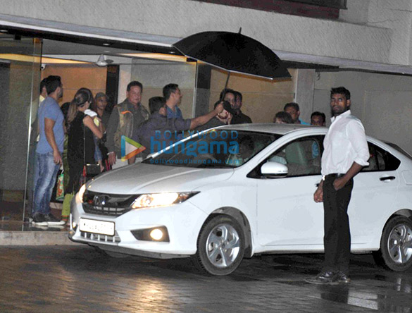 salman iulia varun at arpitas party 3