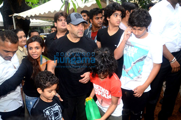 salman khan snapped planting trees around mumbai 1