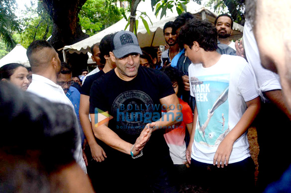 salman khan snapped planting trees around mumbai 2