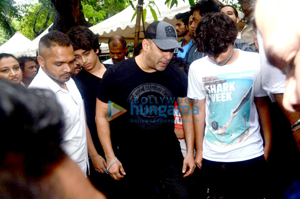 salman khan snapped planting trees around mumbai 7