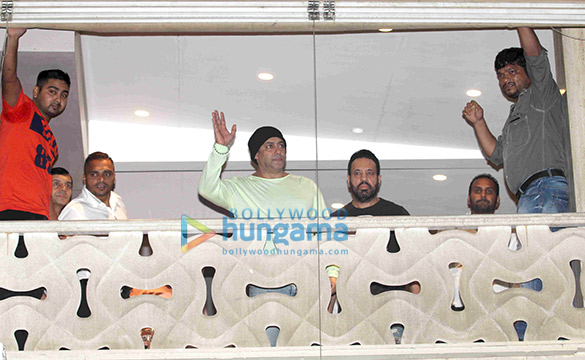 salman waves greets his admirers on eid 3