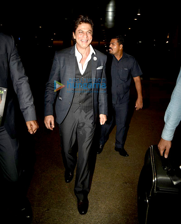 shah rukh khan returns back from sania mirzas book launch in hyderabad 4