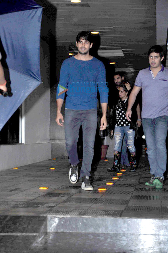 sidharth dines out with his close friends 1