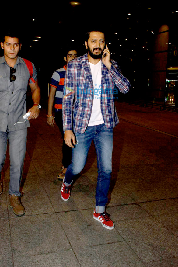 vivek urvashi aftab riteish snapped at airport 4