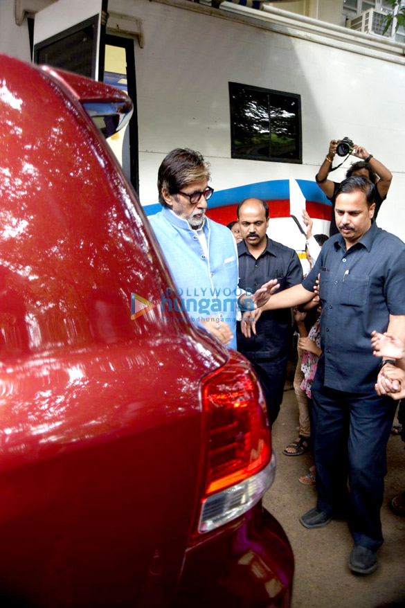 Amitabh Bachchan snapped post Tata Sky’s ad shoot Amitabh Bachchan snapped post Tata Sky’s ad shoot